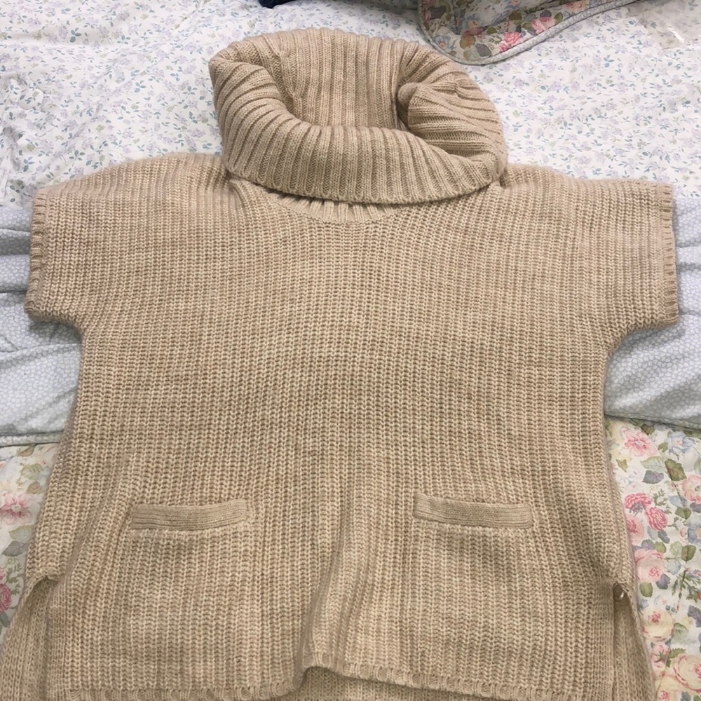 Vineyard Vines Size S Beige Cowlneck Sweater